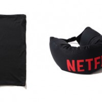 （左から1、2番目）Netflix × BEAMS NECK GATOR （左から3、4番目）Netflix × BEAMS NECK PILLOW