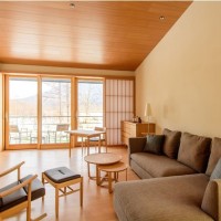 北海道産のカラマツやトドマツの木材を基調にした木のぬくもりある客室リビングルーム