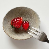＜itsuka glass works＞ 左）苺の帯留め 6,270円（税込）、右）小粒苺の帯留め 6,050円（税込）