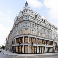ロンドンのスローン・ストリートにオープンしたバーバリーの新旗艦店