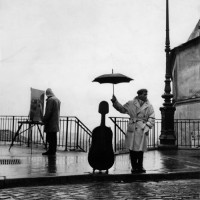 ロベール・ドアノー ≪雨の中のチェロ≫ 1957年ゼラチン・シルバー・プリント