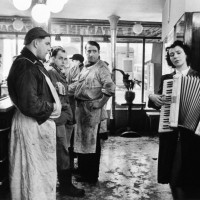 ロベール・ドアノー ≪音楽好きの肉屋≫ パリ 1953年2月 ゼラチン・シルバー・プリント