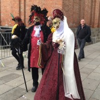 ゴージャス感あふれるゴールドの仮面。こちらのカップルは貴族の結婚式を再現しています。