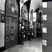 大丸心斎橋店1階エレベーター（1933年、提供：J.フロントリテイリング史料館）