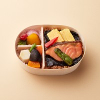 〈なだ万厨房〉 料亭の西京焼と大豆ミートそぼろの海苔弁 1,296円