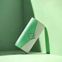 「FFダイヤモンド」 コンチネンタル財布 9万4,600円（ホワイト＆グリーン ツートンレザー）