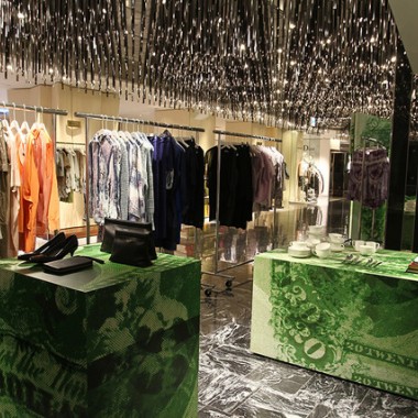 アクネ ストゥディオズのリミテッドストアが伊勢丹新宿店でスタート。限定ワンピ&Tシャツも