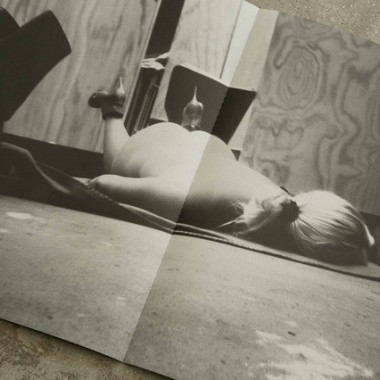 リック・オウエンスから、数量限定のスペシャルアートブック登場。ヌードの作品で知られるポール・コイカーが撮影