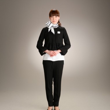 「主張しすぎず、心地よく」、伊勢丹新宿店の制服がヨーコ チャンのデザインで一新