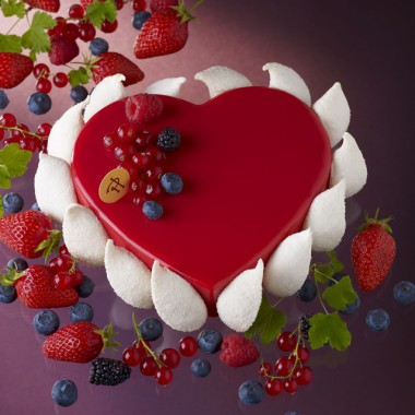 ピエール・エルメのホワイトデーは、人気マカロン詰合せとハート型ケーキ3種が登場！