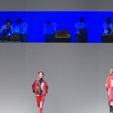 イッセイミヤケのショーにオープンリールアンサンブルが登場。 音楽とアート、ファッションが革新的融合