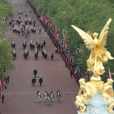 英国王室御用達ブランドが勢揃い。 バッキンガム宮殿でキャットウォーク・ショー 