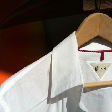 南カリフォルニア発、老舗サーフブランド『i.p.d.』が作る “オトナ・サーファー”のためのこだわりの白いシャツ、日本上陸。 