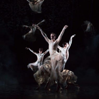 リカルド・ティッシが初めて手掛けたバレエ衣装、「ボレロ」がパリ・オペラ座で公開