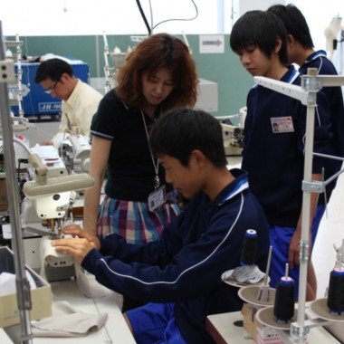ワールド、神戸「トライやる・ウィーク」にて地元中学生と衣装作り