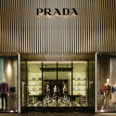 「プラダ」大型旗艦店が大阪心斎橋にオープン、ロベルト・バチョッキが設計