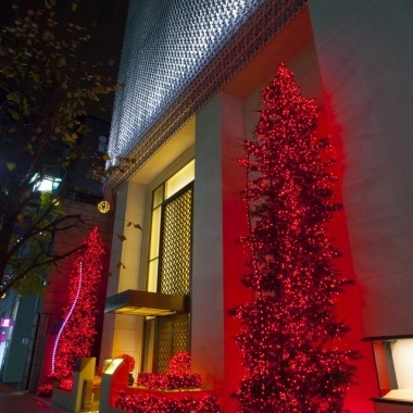 資生堂、2年振りのイルミネーション。赤いクリスマスツリー点灯