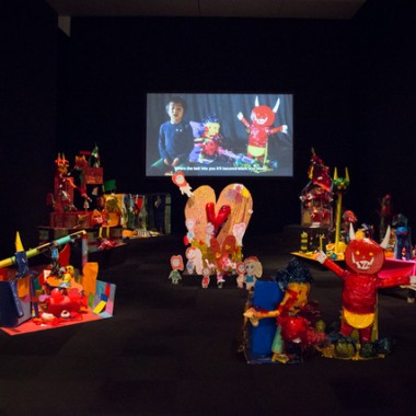 森美術館で「ゴー・ビトゥイーンズ展」開幕。子供の視点でとらえた世界