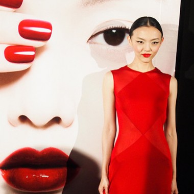 5周年のADDICTIONがモデルにリラを起用。紅のリップで日本美を表現