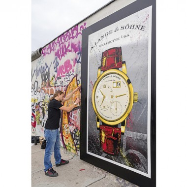 A.ランゲ＆ゾーネがベルリンの壁のアートに。ランゲ1描く