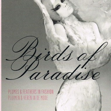 フェザーファッションの歴史を紐解く『BIRDS OF PARADISE』【嶋田洋書オススメBOOK】