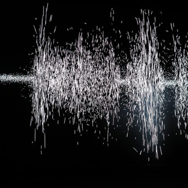 真鍋大度、坂本龍一による電磁波を可視化する巨大装置。メディア芸術祭作品展開催