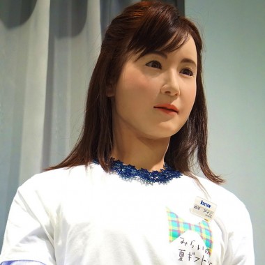 新宿伊勢丹で女性型アンドロイド「地平アイこ」が“みらい型ギフト”をご案内