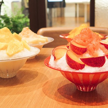 カフェ「賚果 RAIKA」の大人が嗜むフレッシュフルーツかき氷。新フレーバーは桃・プラム・パイナップル