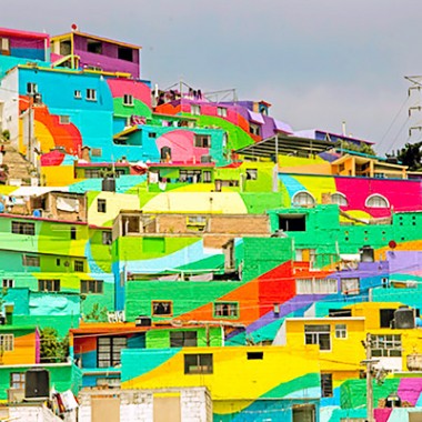 メキシコの住宅街に突如現れた色鮮やかな巨大壁画。カラフルな暮らしで住民の心に変化？