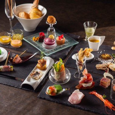小皿で楽しむ約30種類のアートなフルコース、ストリングスホテル東京の特別ディナーコース