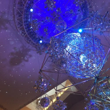 全長8mのミラーボールが点灯！うめだ阪急の北欧クリスマスマーケット