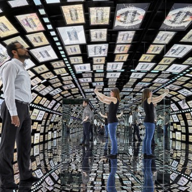 過去、現在、未来を投影するトンネル。韓国サムスン×NYデザインスタジオBlack Eggによるデジタル作品