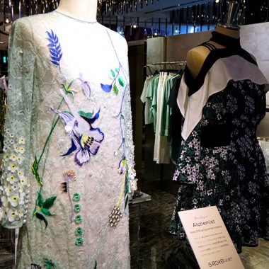 mameの黒河内真衣子、新宿伊勢丹で “ニューメキシコの夢”を服で表現。白緑の刺繍ドレスやブラウスの限定品も