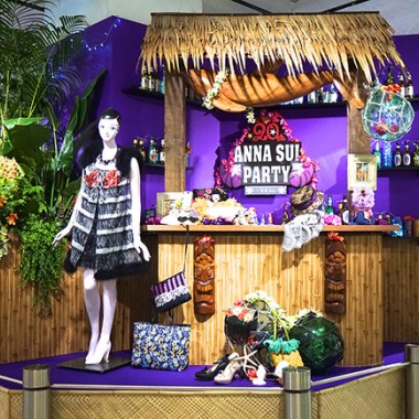 アナ スイ、新宿伊勢丹で“PARTY”テーマに限定アイテム発売。サングラス姿のハロー キティーとのコラボも！