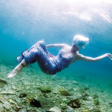 人間か女神か、人魚か。衣裳デザイナー大門真優子が表現するファンタジックな海面下の世界