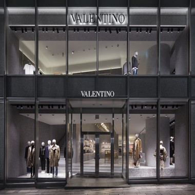ヴァレンティノが都内初の旗艦店を表参道にオープン！熊本地震チャリティトートバッグを限定販売