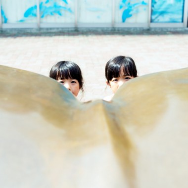 “ふたご”の関係性にフォーカスした鈴木むらさきの写真展「ふ」が、表参道ロケットで開催