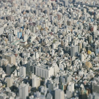 1,360万のざわめきをとじこめた緻密工作都市の風景、写真家・本城直季が捉えた『東京』