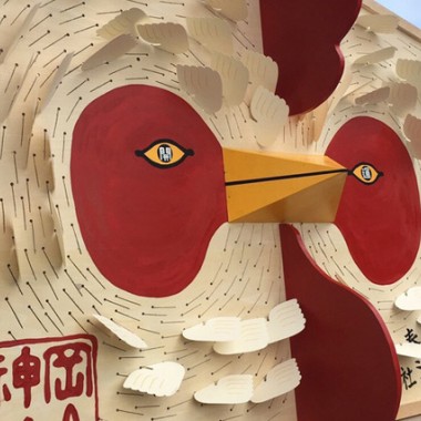 岡山神社に約2m四方の巨大な“酉”絵馬、デザイン事務所シファカが奉納