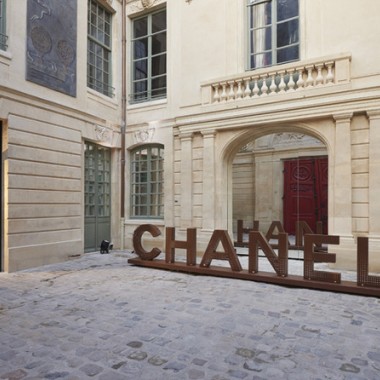シャネルがパリの国家遺産の邸宅に期間限定ブティックをオープン