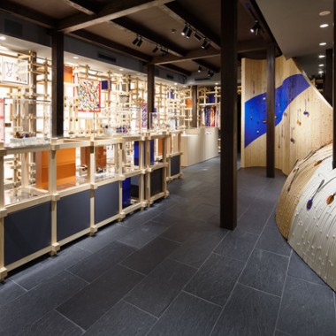 エルメス祇園店に京都の歴史的な街並みが出現。マーブル模様が特徴的な日本限定ペンダントも発売
