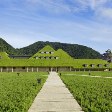 自然を生かした建築。建築家・藤森照信の展覧会が水戸芸術館で開催