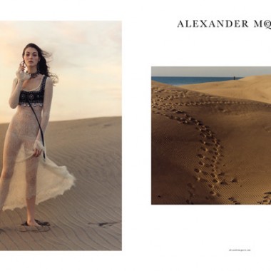 アレキサンダー・マックイーン、無限の美しい砂丘を舞台に2017春夏広告を撮影