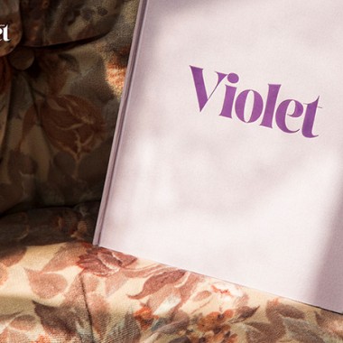 UK発『Violet Book』日本上陸に先駆け、リース・クラーク監修のアーカイブブックが数量限定で発売