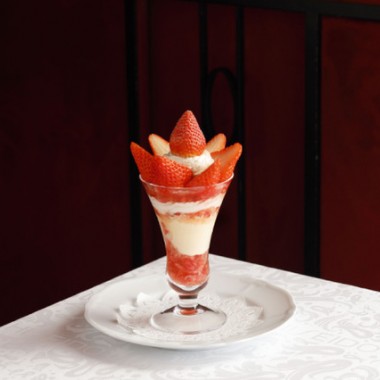 資生堂パーラーの限定「ストロベリーパフェ」。全国から厳選した苺と伝統のアイスクリームで