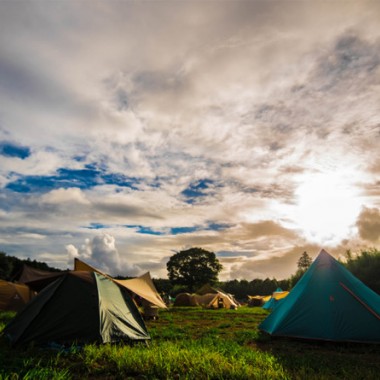 広大な牧草地を利用したキャンプ場「一番星ヴィレッジ」の予約受付がスタート。今年からロングステイキャンプも