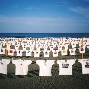 砂浜美術館でTシャツアート展がGWに開催！波の音を聴きながら夜の映画鑑賞も