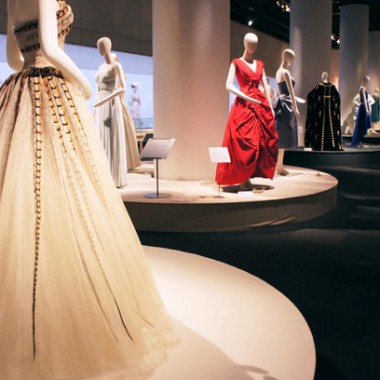 映画『メットガラ ドレスをまとった美術館』本編に登場する“実物”ドレスを見に行こう！