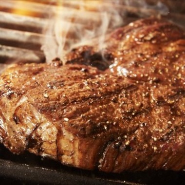 旨味を凝縮した赤身肉に“フュージョン系ソース”をたっぷり、鎌倉にカジュアルなステーキスタンドがオープン