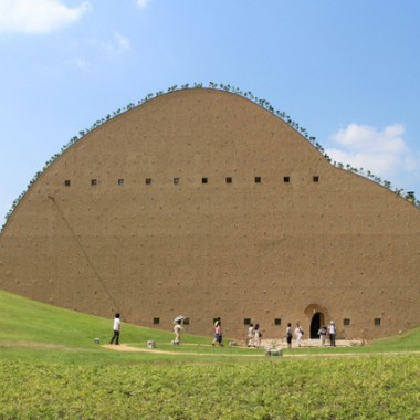モザイクタイルミュージアムなどを建築した藤森照信展が広島市現代美術館で開催
